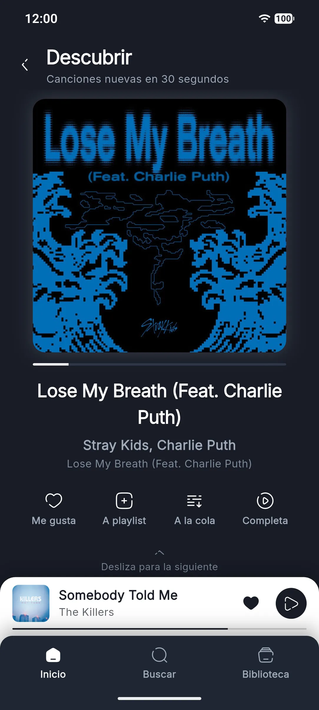 Descubrir: una canción a pantalla completa con su portada, botones de me gusta, agregar a playlist, a la cola y escucharla completa.